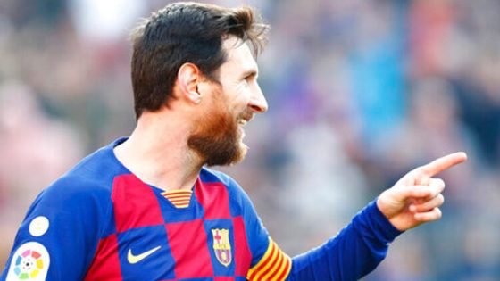 ميسي يتصل بمدرب البارسا هل هي بوادر العودة إلى برشلونة؟