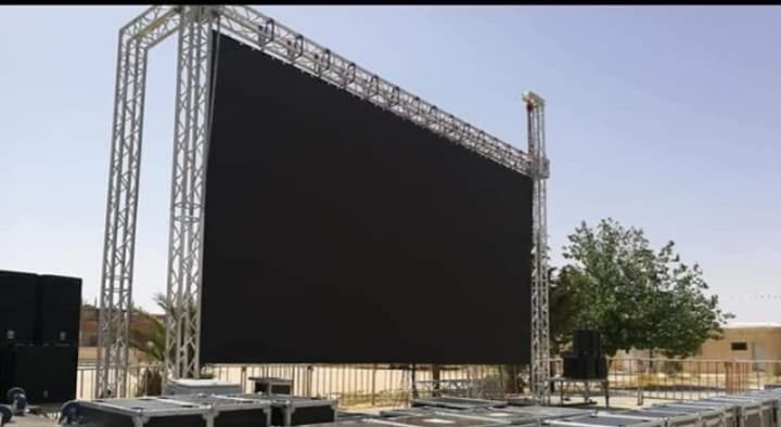 تنغير : تتبيث شاشة عملاقة لمتابعة مباراة الأسود ضد الديكة