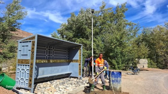 تنغير:️ محطات انتظار جديدة بجماعة أيت سدرات الجبل العليا.. مشاريع صغيرة بأثر كبير لتحسين راحة الساكنة والتلاميذ