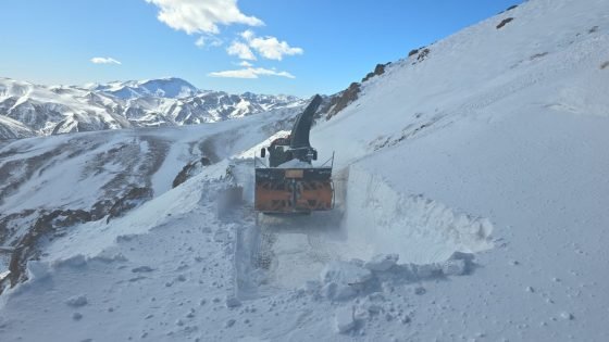 جهود متواصلة لفتح الطريق الجهوية 704 بين إقليمي تنغير وميدلت في محور يعرف علوًّا قياسيًا للثلوج
