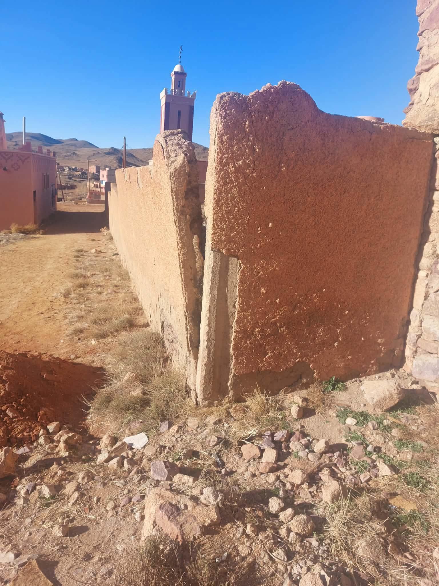 جدار آيل للسقوط يهدد الأرواح بتنغير: صور تفضح خطرا يوميا أمام وكالة بريد إكنيون